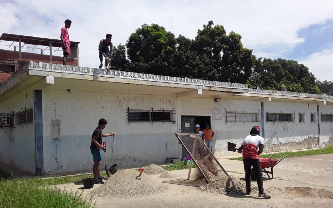 Entregan insumos a Bricomiles para rehabilitación de consultorios médicos en Miranda