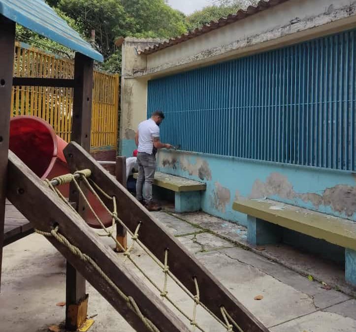 Consejos comunales se suman a reparación de escuelas en Páez y Andrés Bello