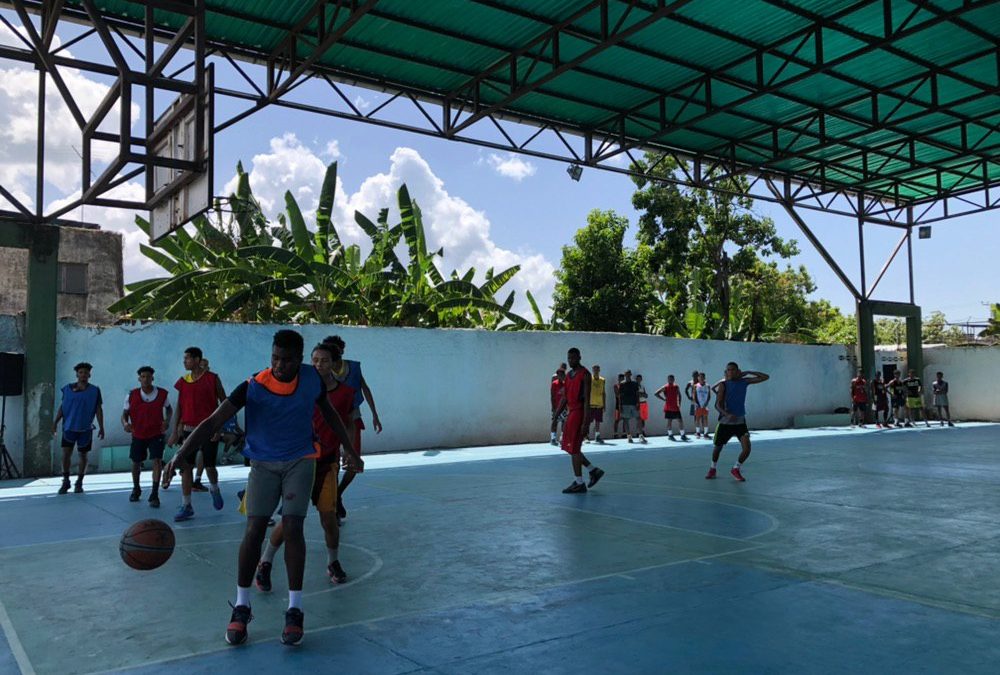 Entregan material deportivo a comunidad La Balsa en Panaquire