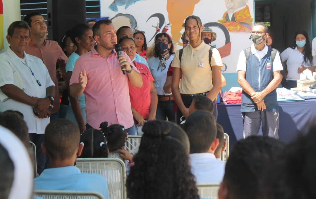 Entregan uniformes a estudiantes de escuela estadal en Zamora