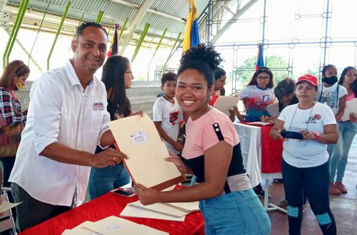 Familias de El Manguito de Santa Lucía recibieron títulos de propiedad de vivienda