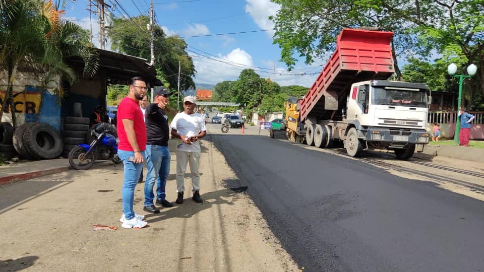 Más de 200 toneladas de asfalto se han aplicado en Urdaneta