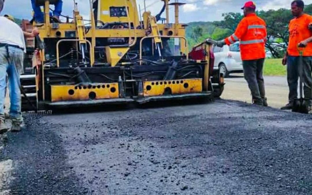 Ejecutan proyecto de vialidad rural surgido tras Consulta Popular en Tomás Lander