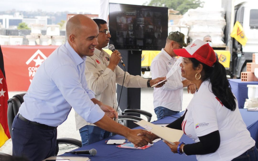 Familias de Guaicaipuro y Simón Bolívar recibieron títulos de propiedad de sus hogares