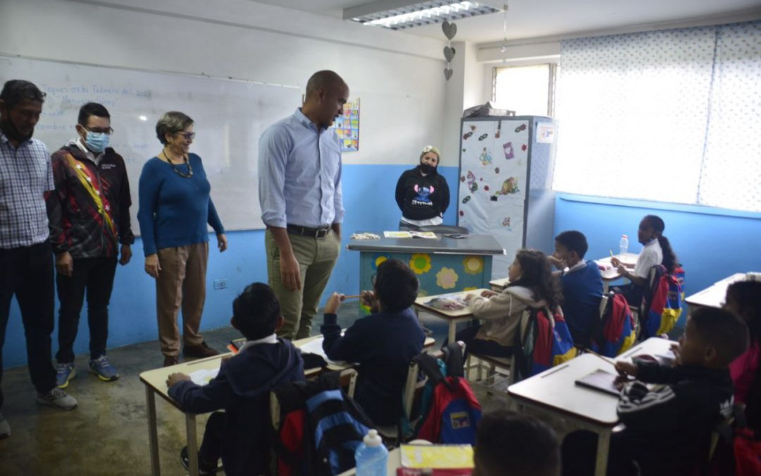 Renovada escuela Manuela Sáenz en Los Teques