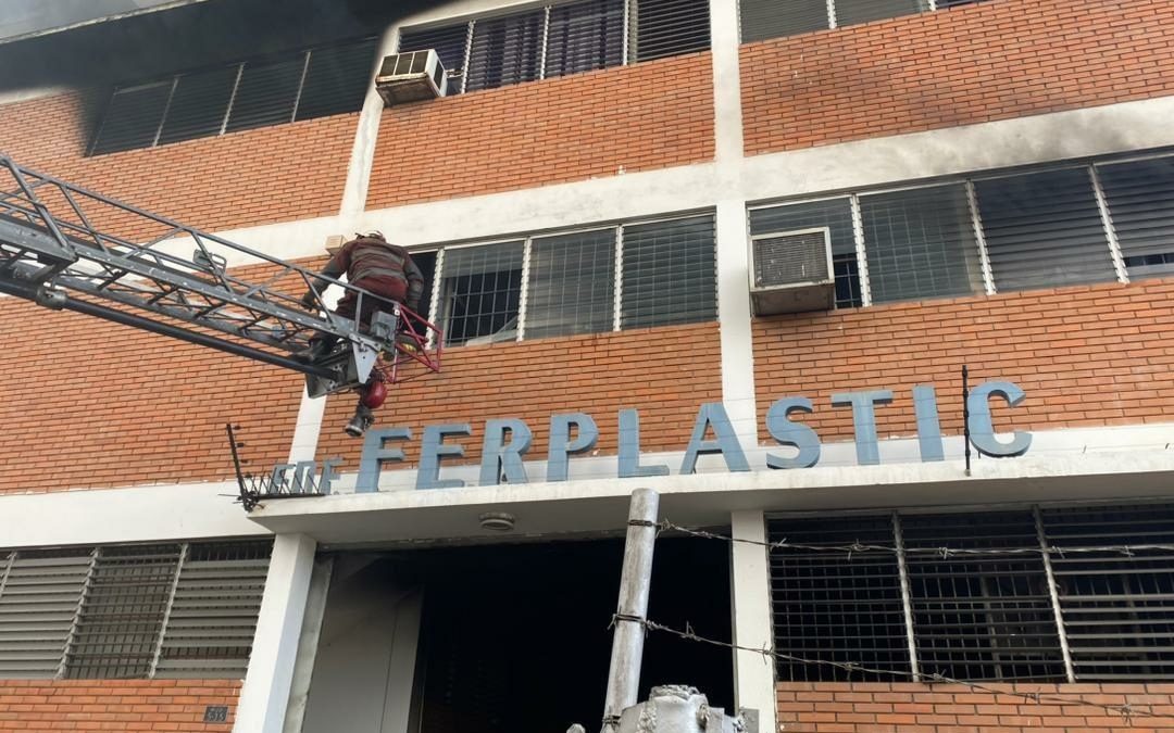 Bomberos y Protección Civil controlan incendio en Boleíta