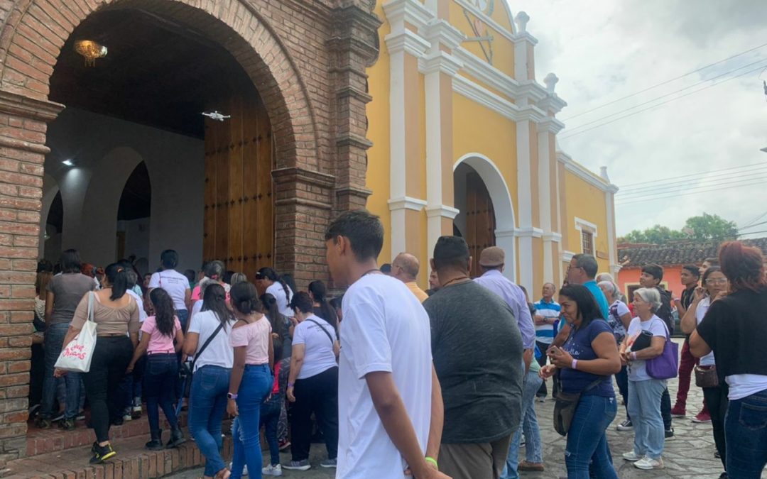 Mirandinos visitaron los siete templos con rutas gratuitas de TransMiranda