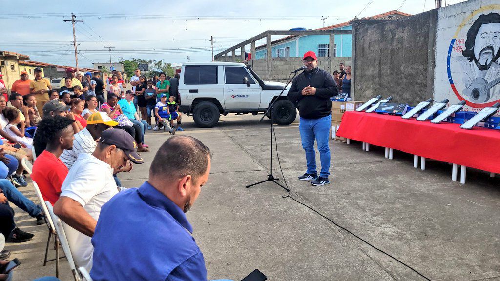 Inició entrega de luminarias en comunidades de Eulalia Buroz