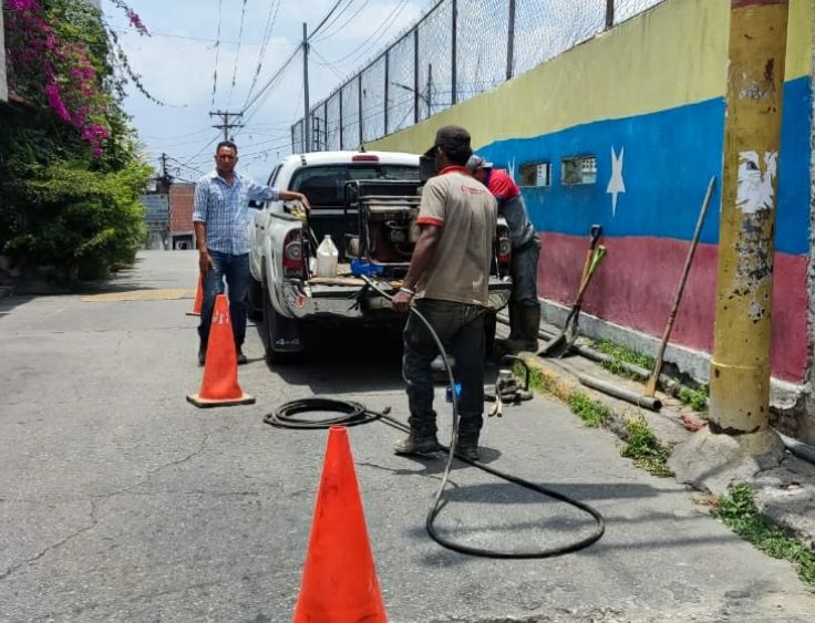 Reparan tuberías de agua en Petare