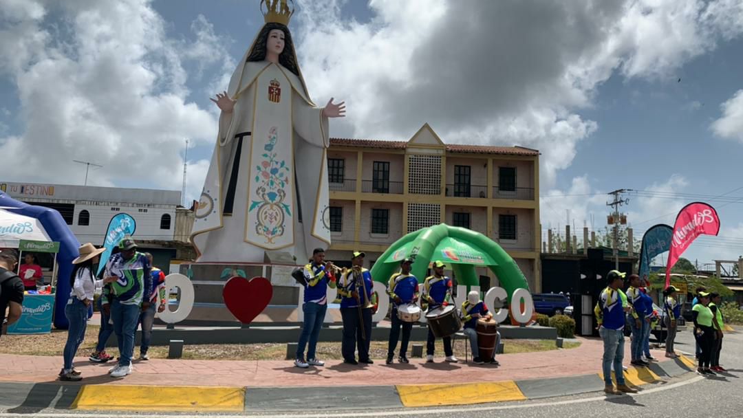 Tradiciones, paracaidismo y actividades deportivas entretienen a temporadistas en Barlovento