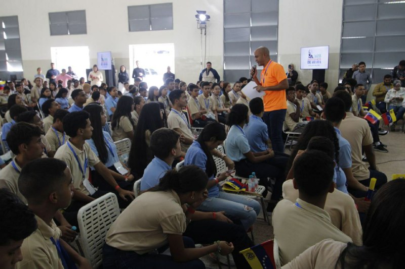 Héctor Rodríguez instó a estudiantes de Miranda  a fortalecer valores de solidaridad y justicia