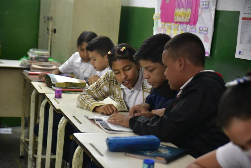 Escuelas comienzan a recibir libros donados en la Filven Miranda 2023