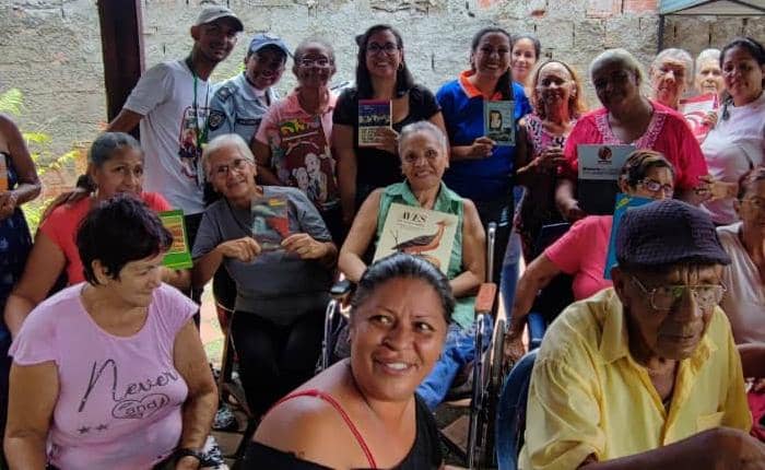 Abuelos de Cartanal recibieron libros donados en la Filven Miranda 2023
