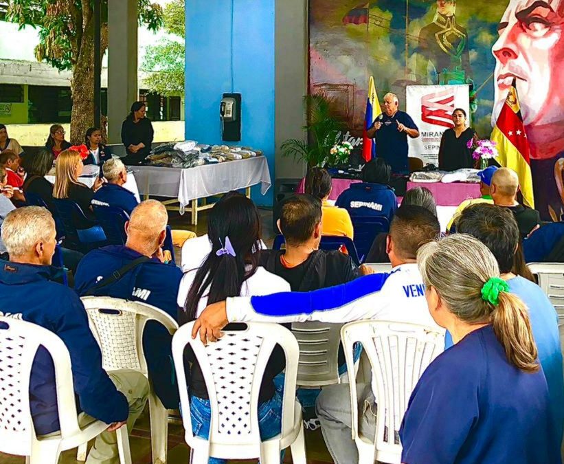 Dotan de uniformes a trabajadores del Sepinami en Los Teques