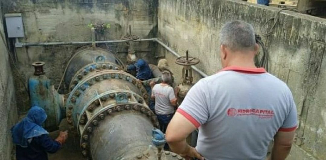 Reparación de tubería reactiva distribución de agua en urbanismo Manguito VI