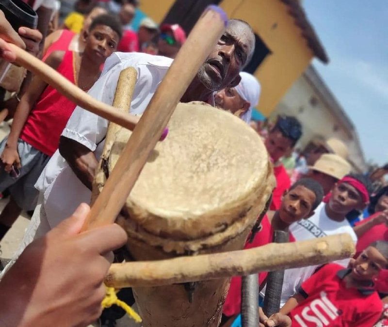 Repique de tambores da inicio al mes de San Juan en Miranda