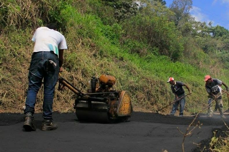Colocan más de 150 toneladas de asfalto en Cua