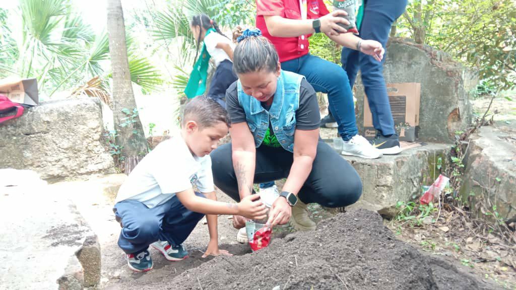 Estudiantes de Paz Castillo participaron en jornada ecológica y de reforestación