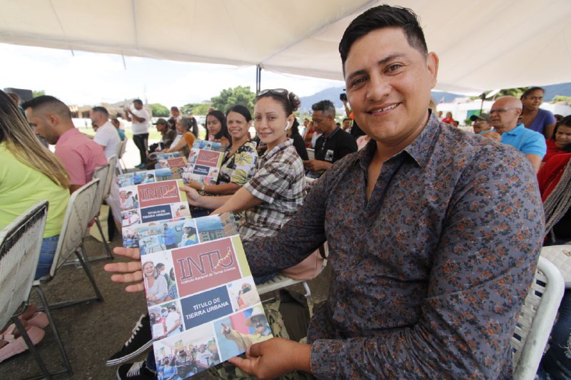 270 títulos de tierras urbanas entregaron a familias de Paz Castillo