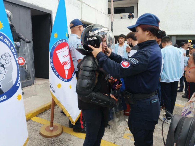 Jóvenes conocen oportunidades profesionales que ofrece la Policía de Miranda