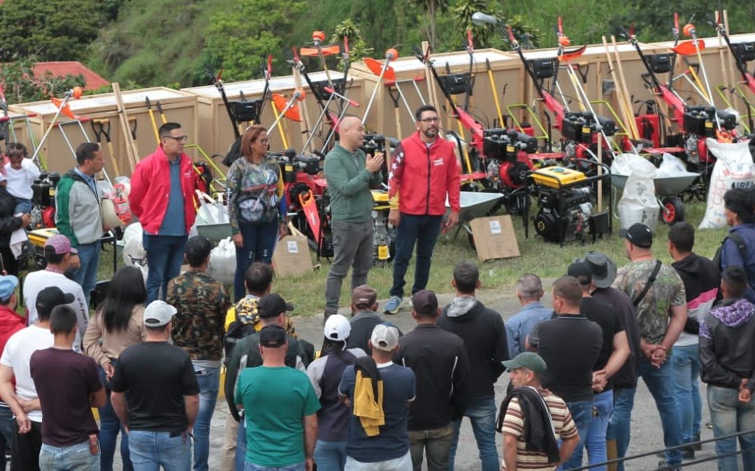 Productores de El Jarillo recibieron dotación y financiamientos agrícolas