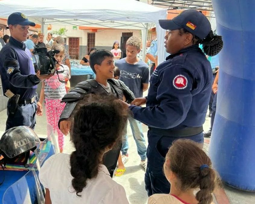 Policía de Miranda llevó jornada social a La Lucha de Petare