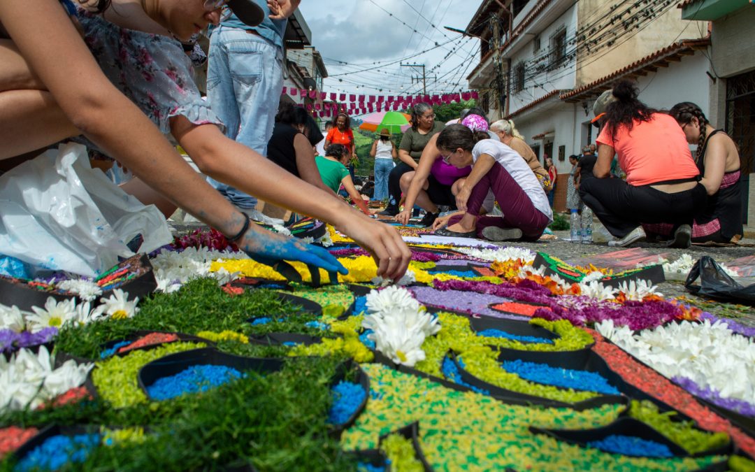 Araira tendió sus alfombras de flores y frutos a la virgen del Carmen