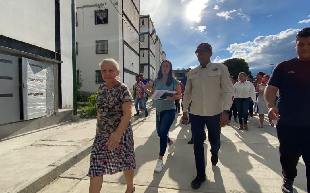 Sistema del 1×10 del Buen Gobierno atiende edificios en Guatire