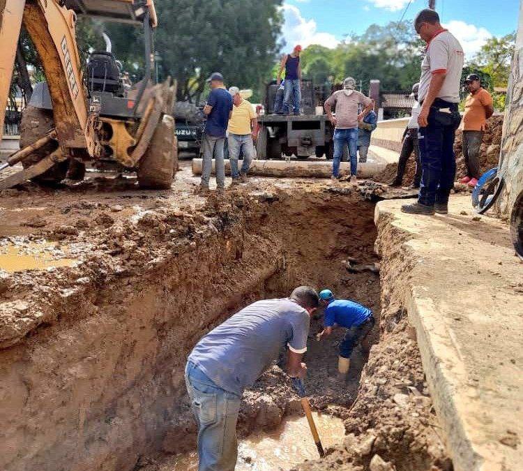 Sustituyen tubería de aguas residuales en Santa Teresa del Tuy