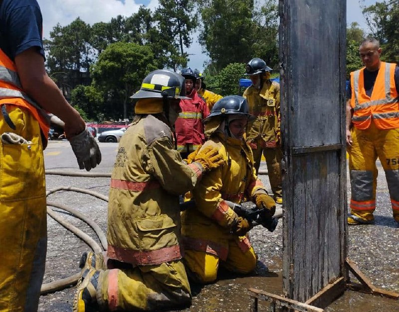 Bomberos de Miranda y Caracas realizaron entrenamiento en simuladores de fuego