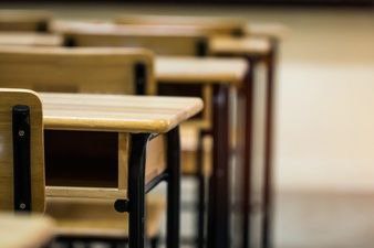 Inició en Miranda plan para restaurar mobiliario educativo