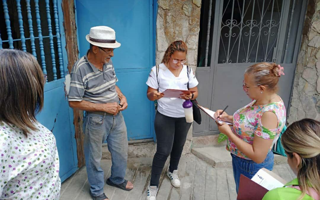 Evalúan prioridades de comunidad El Trabuco con censo casa por casa