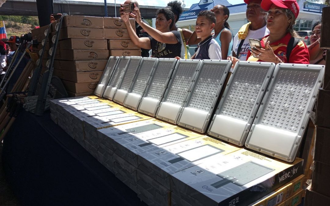 Entregan 1.200 luminarias a familias en Guarenas