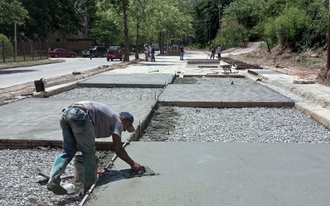 Rehabilitan avenida San Pablo de Casarapa con recursos de la Consulta Popular