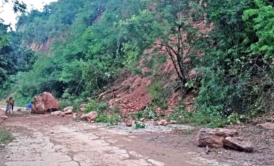 Despejan carretera Petare-Santa Lucía tras fuertes lluvias