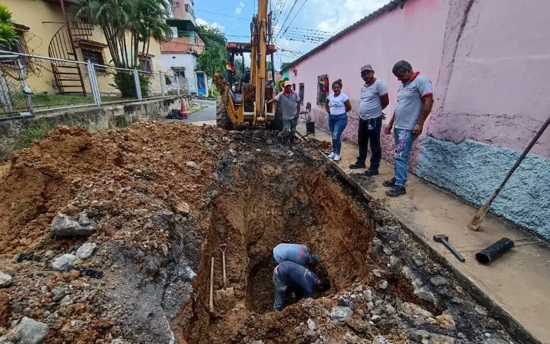 Realizan reparación de red principal de agua en Cúa