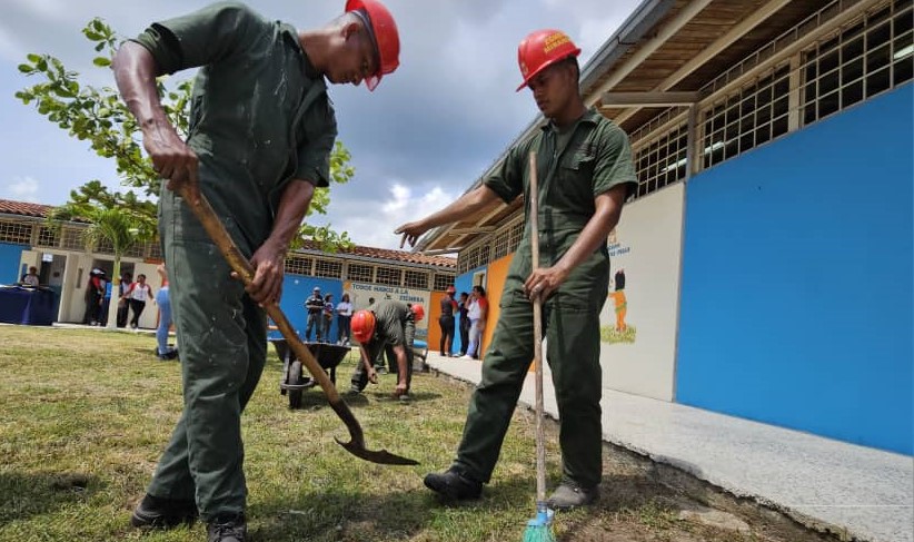 Gobernador de Miranda reconoció labor de las Bricomiles en la recuperación de escuelas