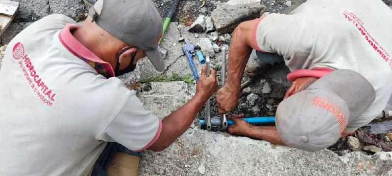 Reparan tuberías de agua potable en comunidades del municipio Sucre