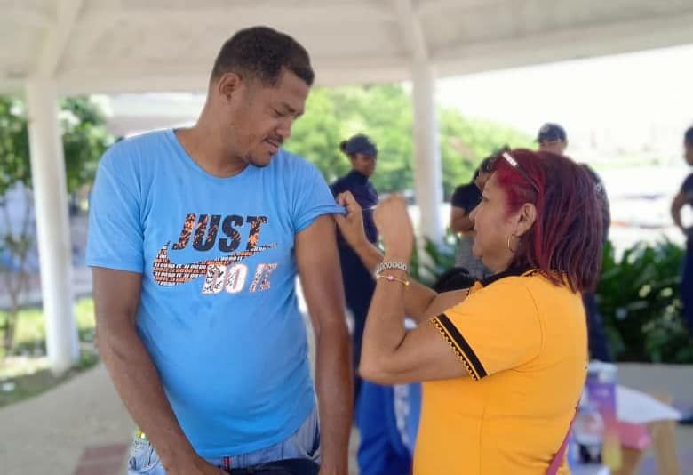 Pescadores de Brión reciben atención en materia de salud