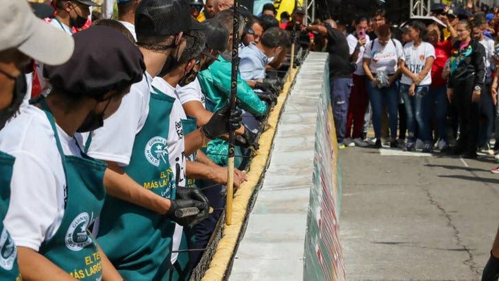 Venezuela celebra Guinness del tequeño más grande del mundo hecho en Miranda