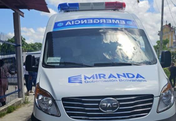 Entregan dos ambulancias en Acevedo