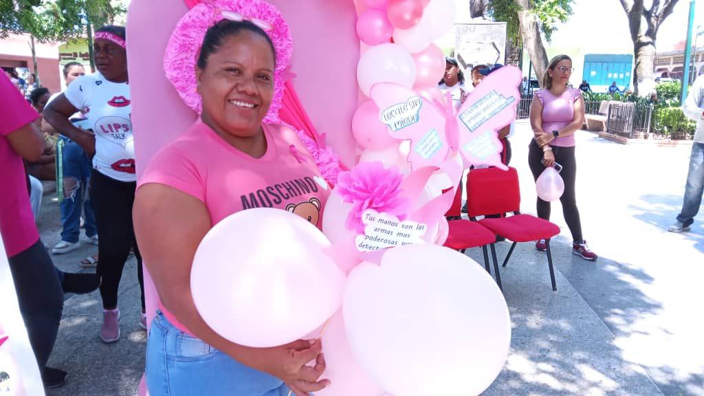Paz Castillo marchó en apoyo a la lucha contra el cáncer de mama