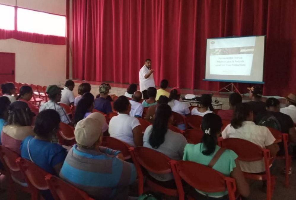 Agroproductores de Acevedo se forman sobre poda de cacao