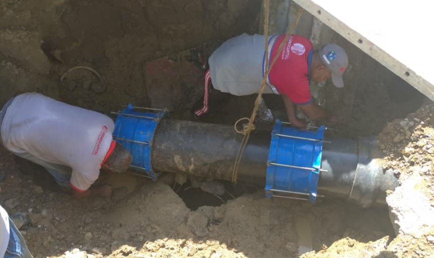 Reparan tubería de agua en municipio Tomás Lander