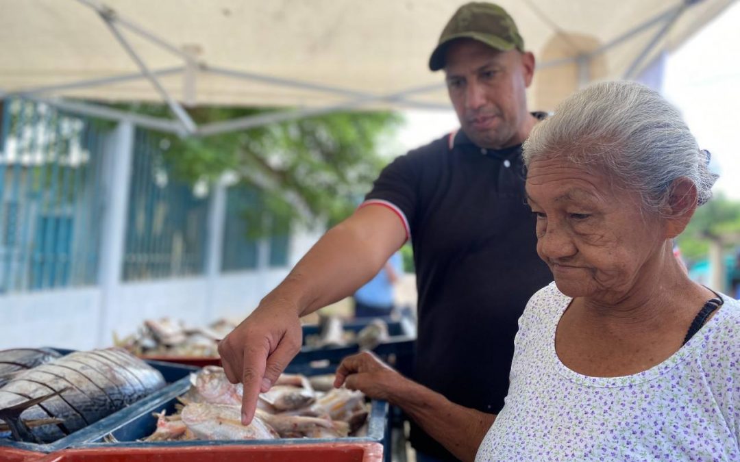 Distribuyen una tonelada de pescado en San José de Onova