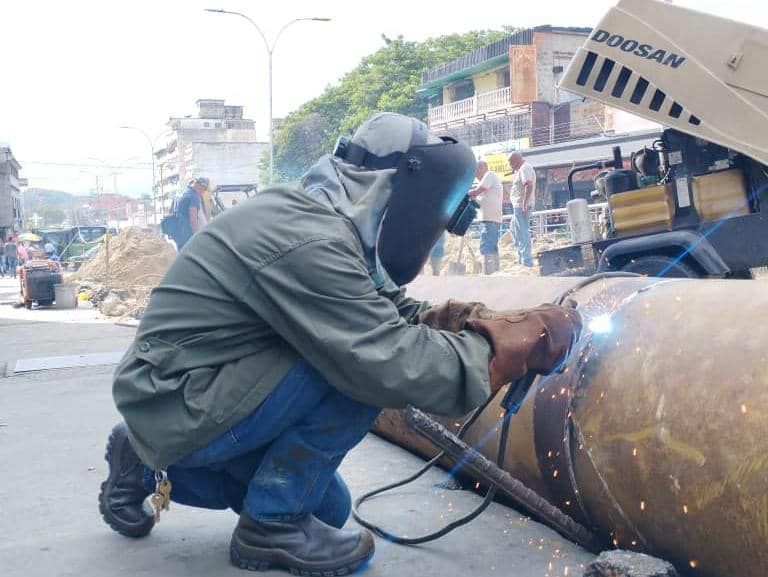 Reactivan tubería matriz de calle Bermúdez de Guatire