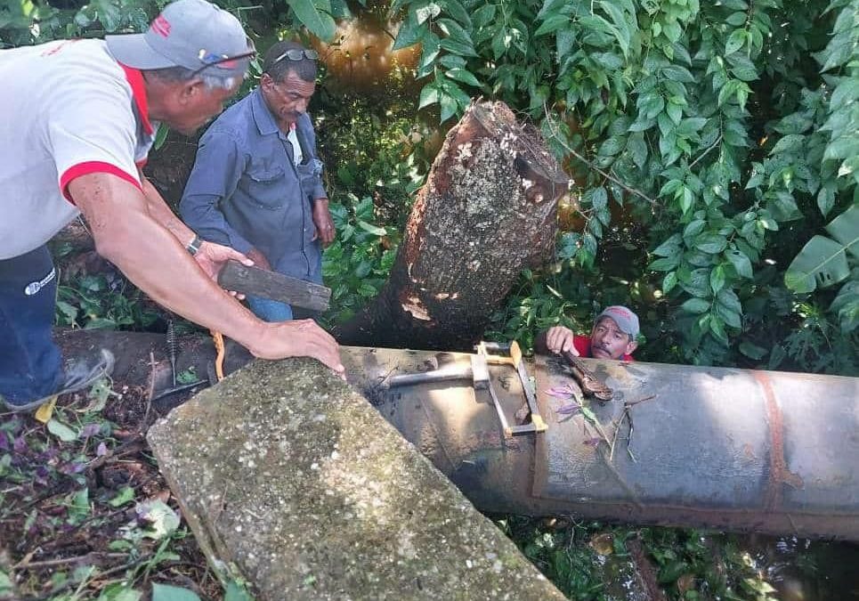 Atienden a familias de Acevedo con reparación de tubería de agua potable