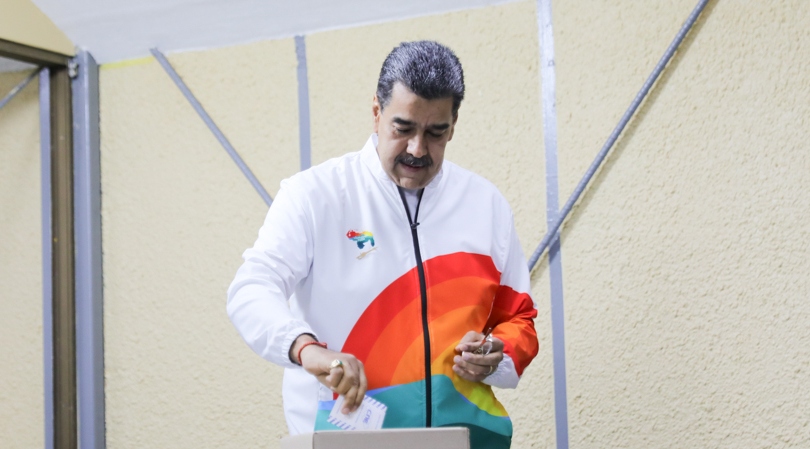 Maduro ejerció su derecho al voto: El pueblo está decidiendo su historia