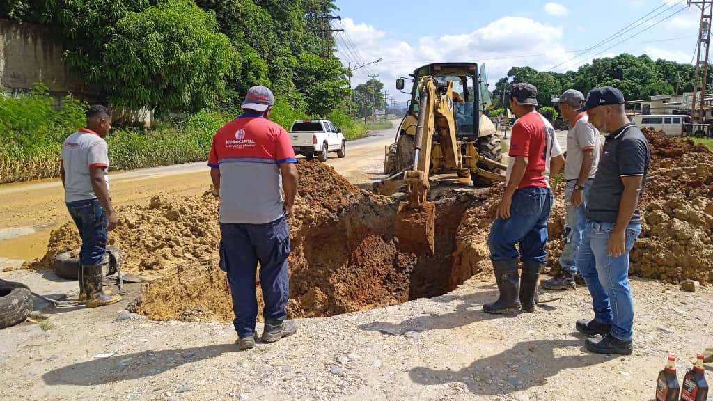 Reparan tubería de agua en carretera La Raiza del municipio Independencia