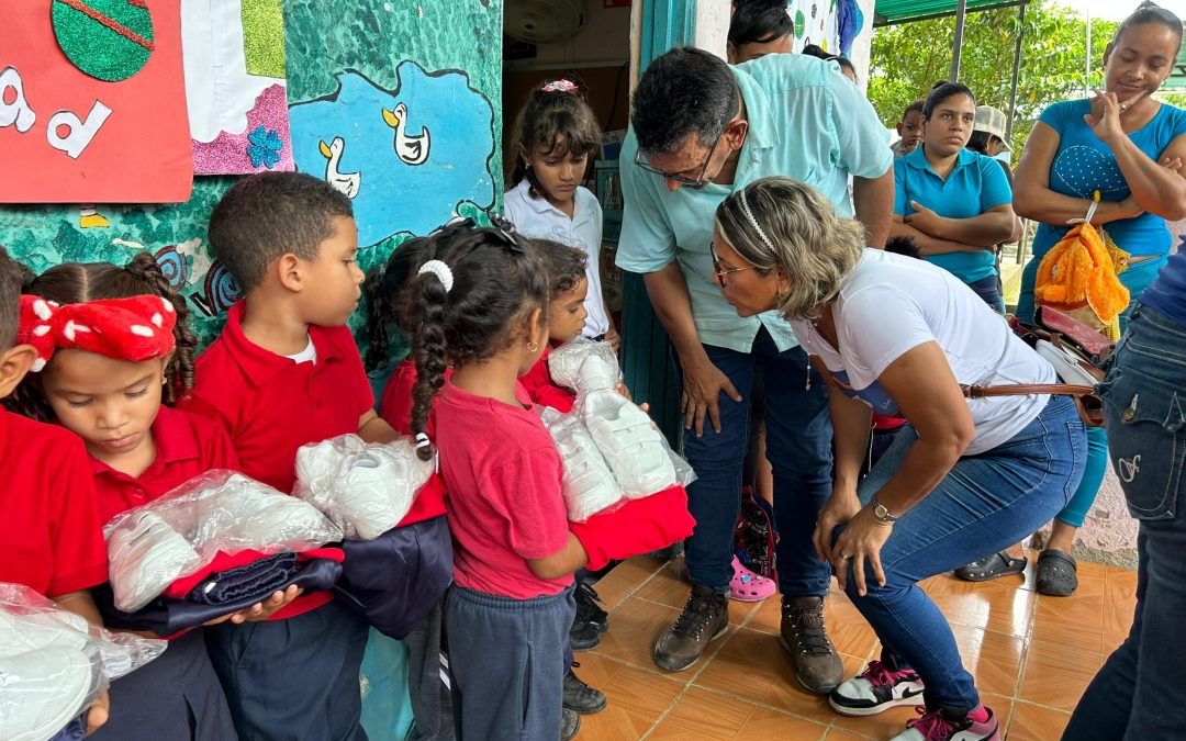 865 estudiantes luciteños reciben uniformes y útiles escolares
